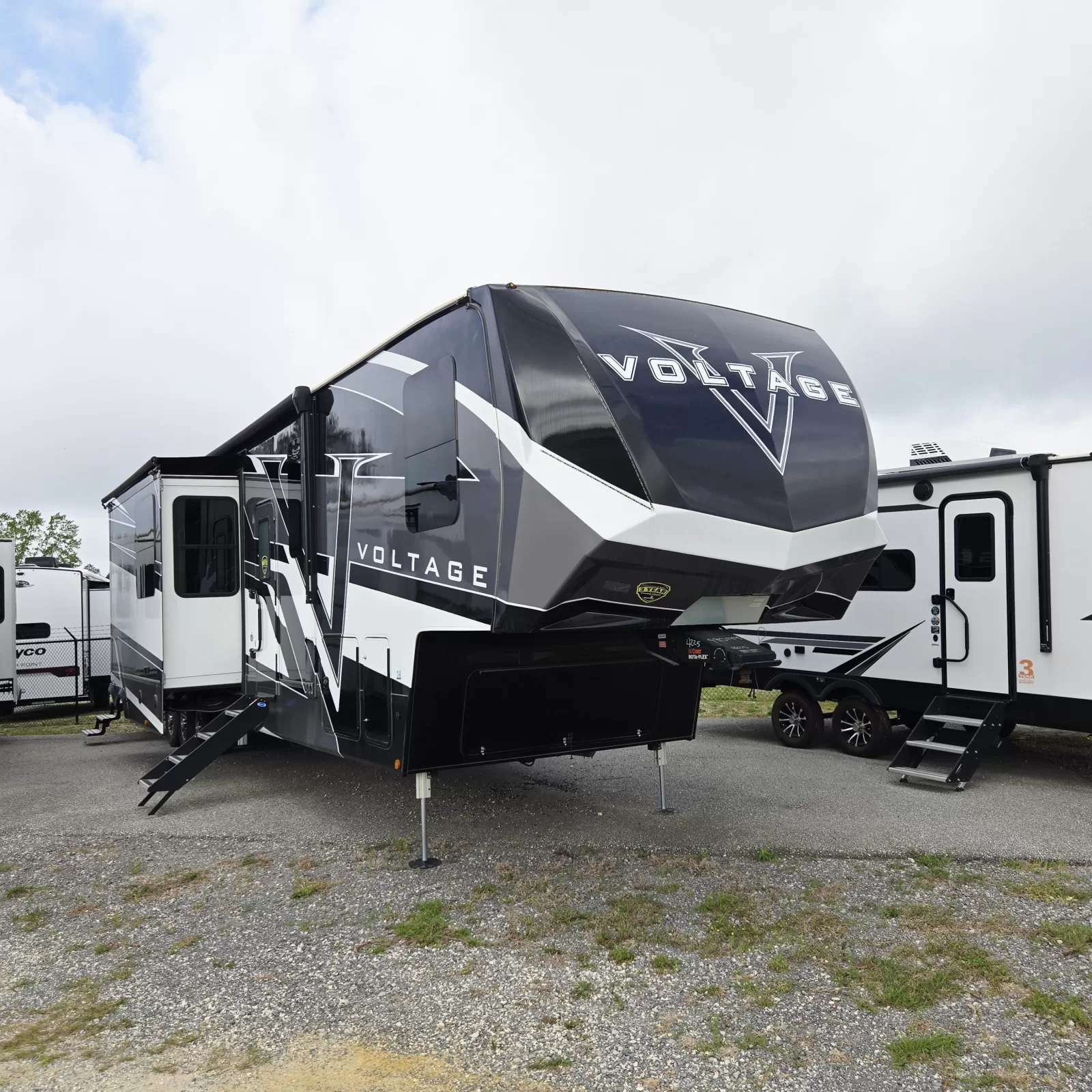 New 2024 Dutchmen RV Voltage 4225 for sale in Gulfport